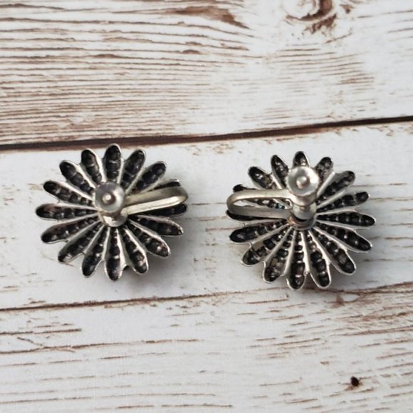 Vintage Screw On / Screw Back Earrings Green & Silver Tone - Picture 4 of 4